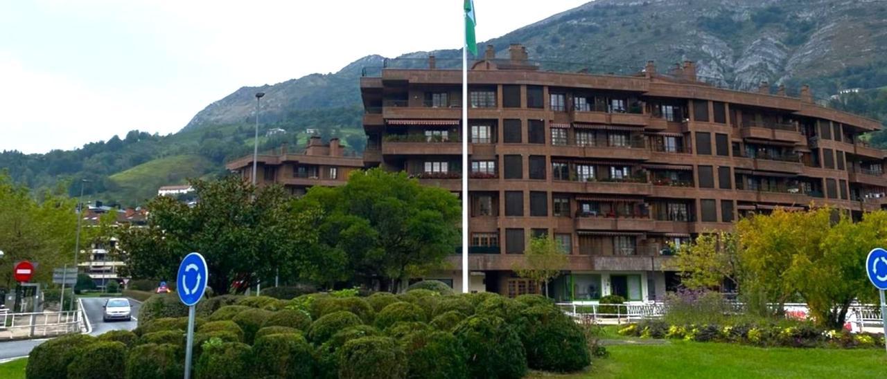 Azpeitia coloca una bandera de Palestina a la entrada de la localidad en solidaridad con el sufrimiento del pueblo palestino