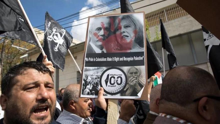 Varios palestinos protestan durante la conmemoración del centenario de la Declaración de Balfour, junto al consulado británico en Jerusalén.