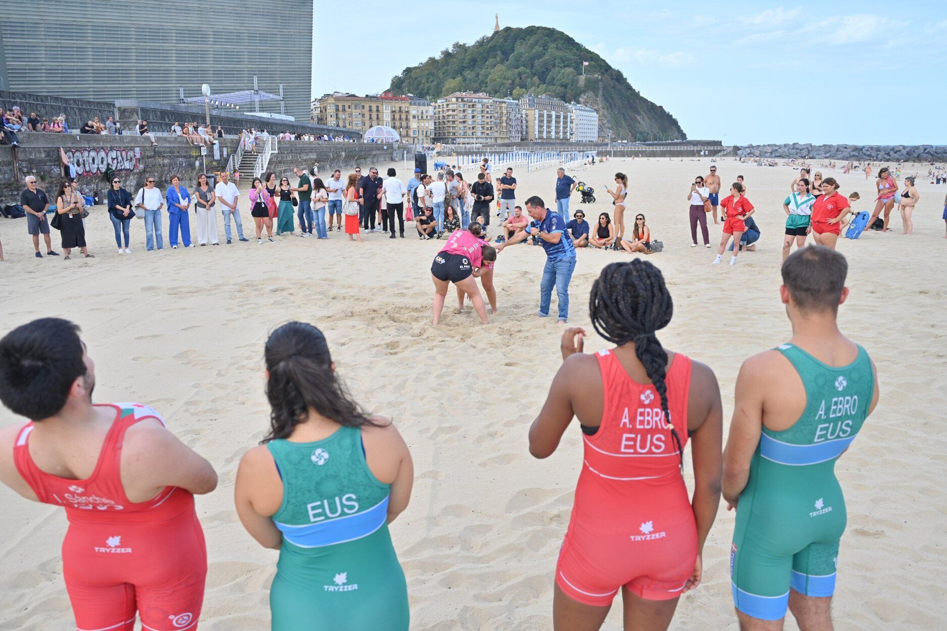 Espectacular exhibición de lucha canaria en la playa de la Zurriola
