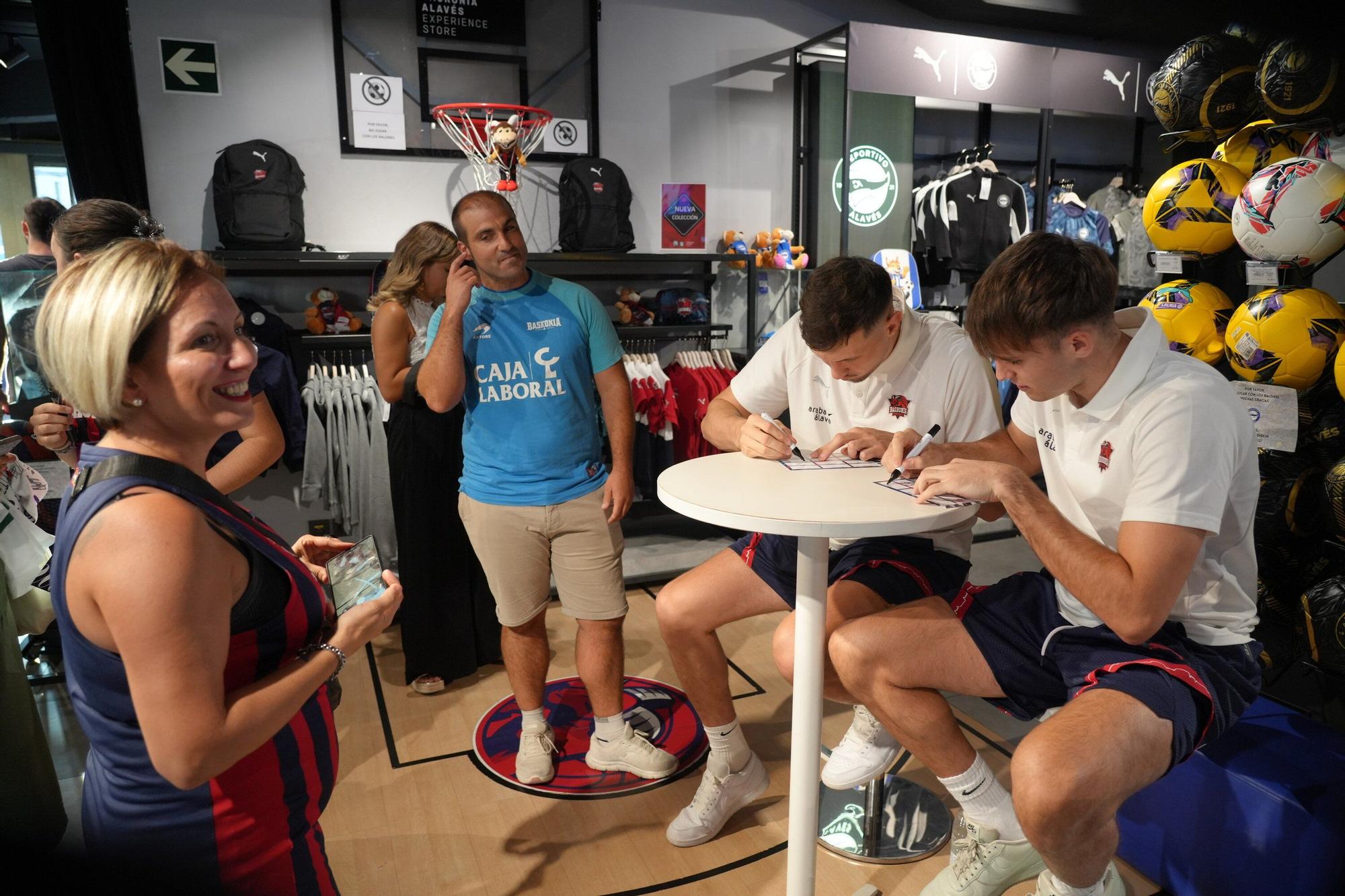 En imágenes: El Baskonia se da un baño de masas en la firma de autógrafos