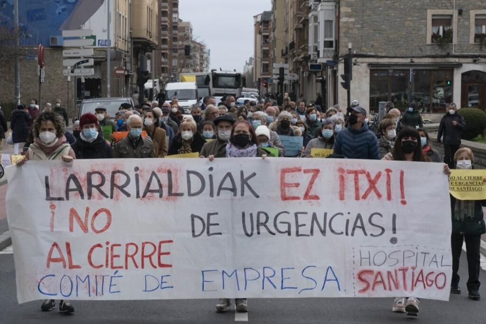 Vitoria protesta por el cierre de las Urgencias de