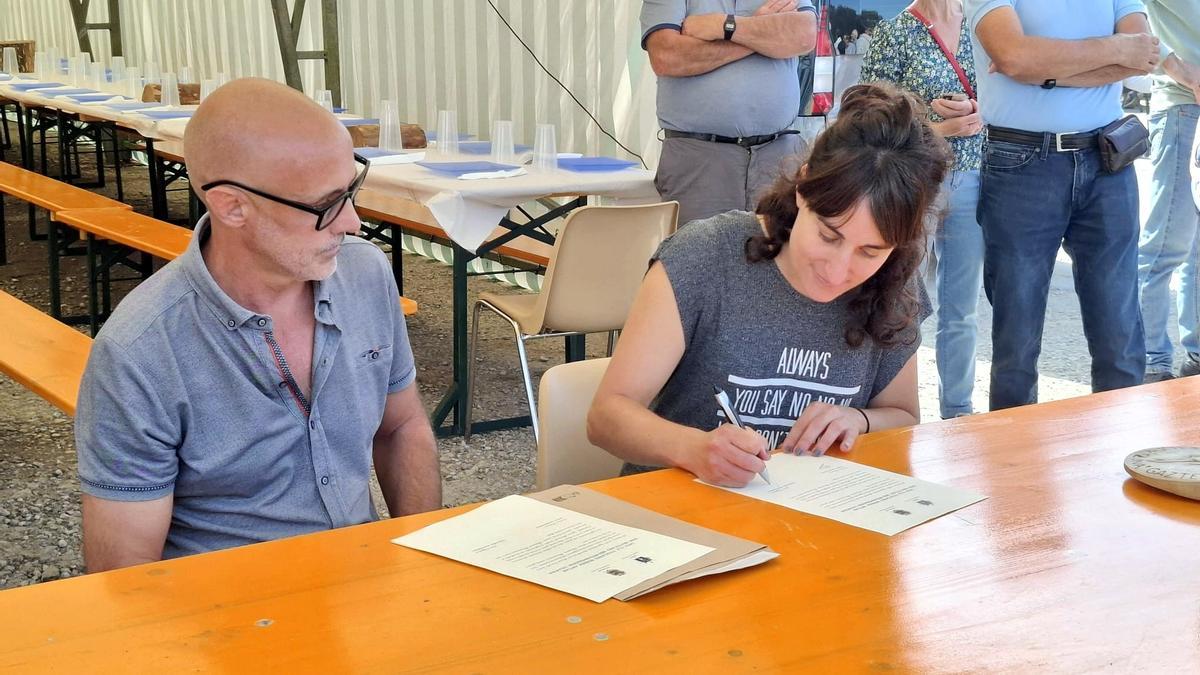Esteban Barneix (Sara) y Leire Olagarai (Etxalar) firmando el convenio