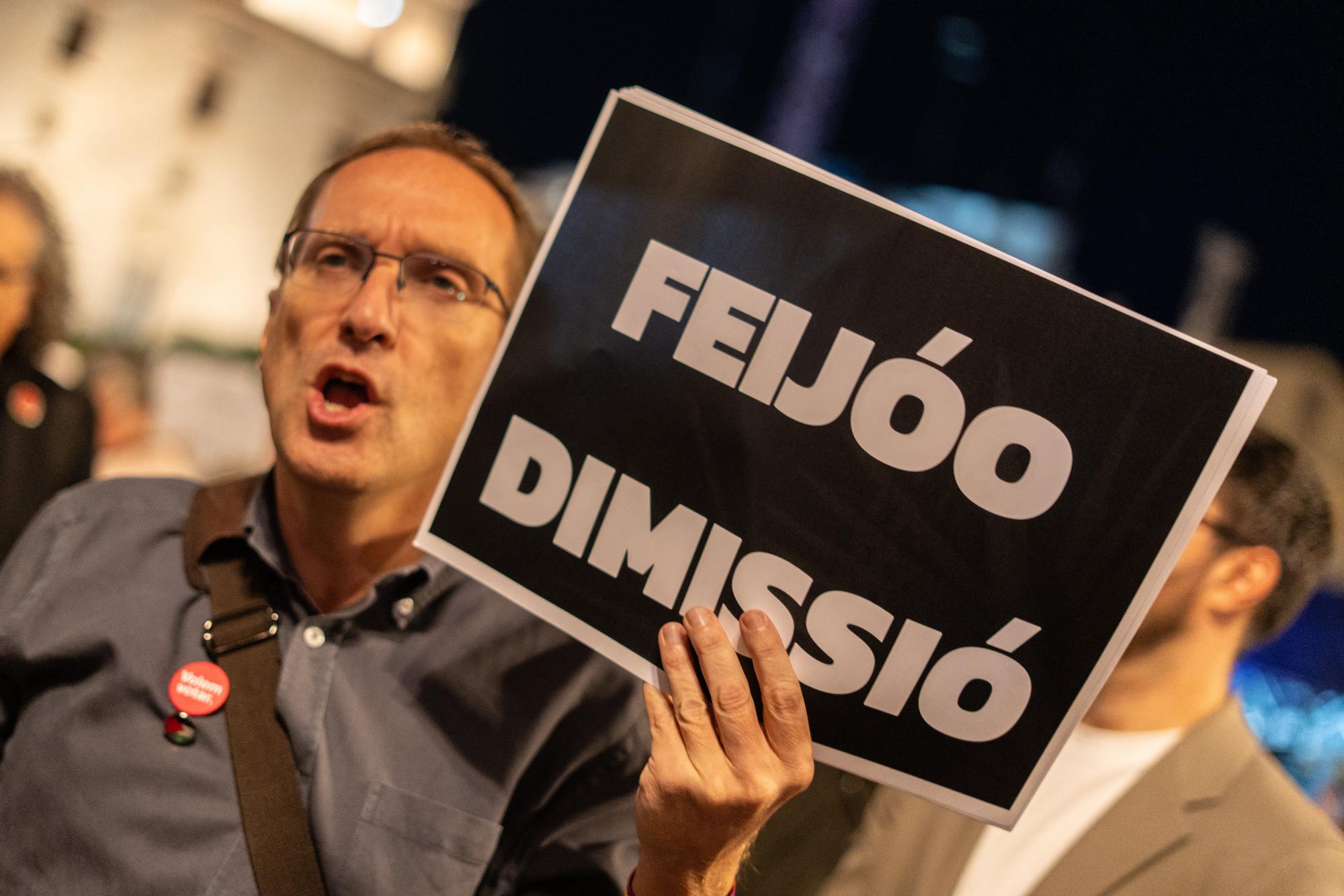 Una concentración ciudadana en València celebra la marcha de Mazón