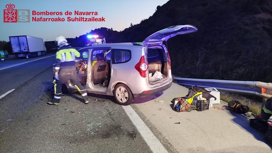 Accidente en la Autopista de Navarra: tres trasladados al hospital tras una colisión entre un coche y un camión en Pueyo