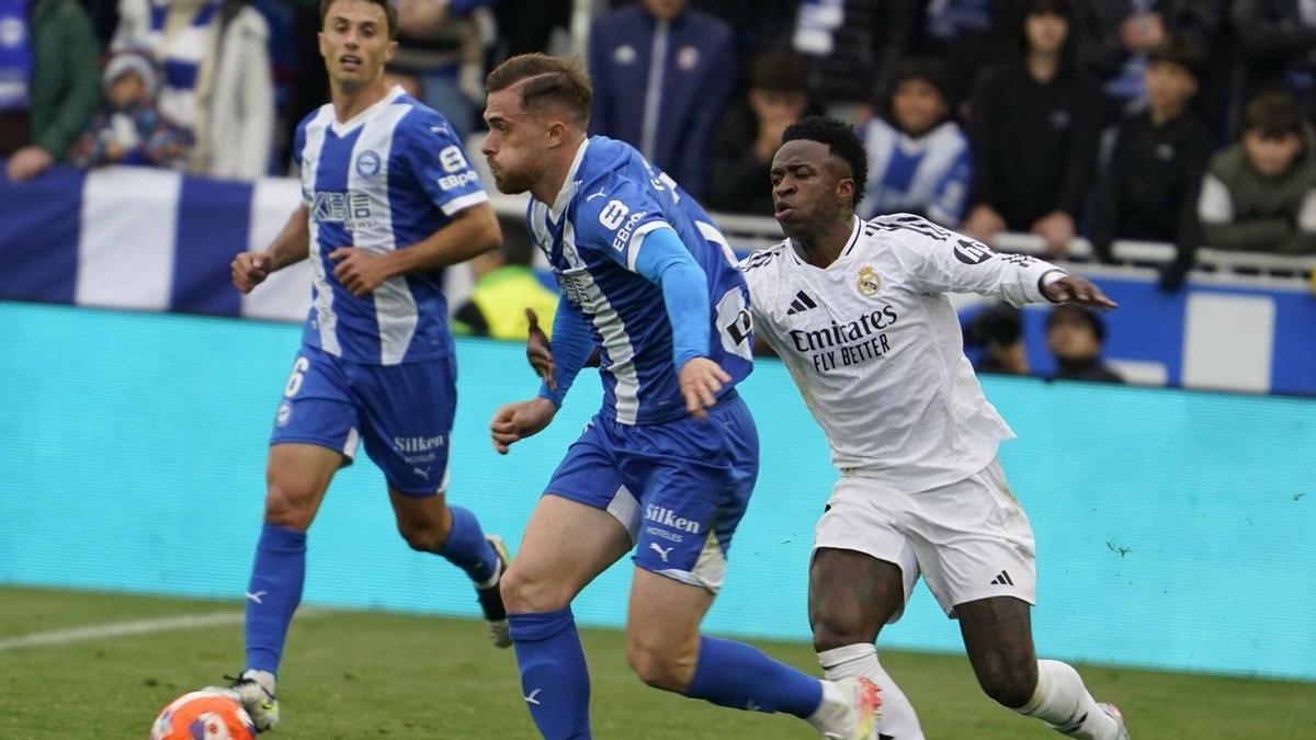 Vinicius presiona a Toni Martínez en el último Alavés-Real Madrid disputado en Mendizorroza.