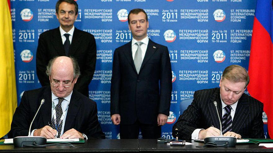 El presidente de Repsol, Antonio Brufau (i), y el dueño del grupo Alliance, Musá Bazáev, firman la alianza, en San Petersburgo, en presencia de los presidentes Jose Luis Rodríguez Zapatero y Dmitri Medvédev.