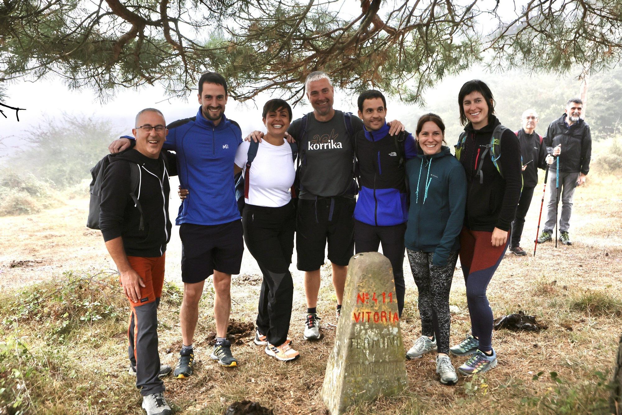 En imágenes: La corporación municipal recorre los mojones en el Día de Olarizu