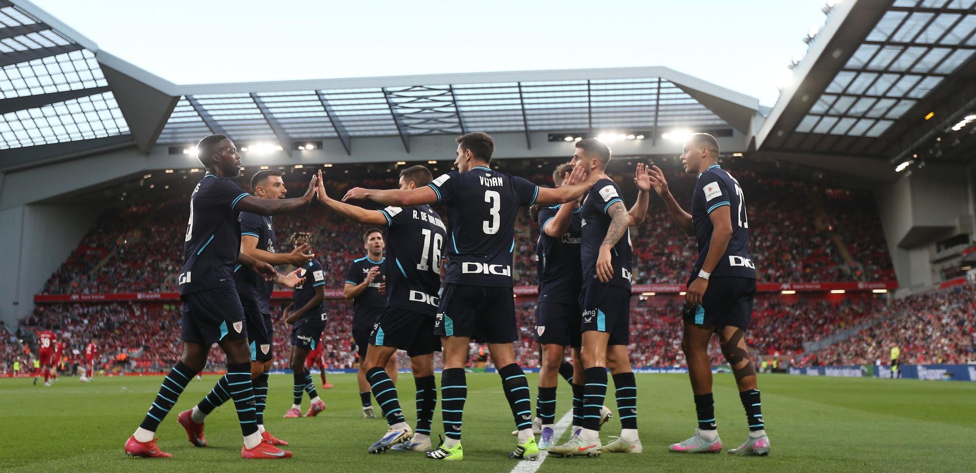 Los futbolistas del Athletic celebran el tanto de Oihan Sancet.