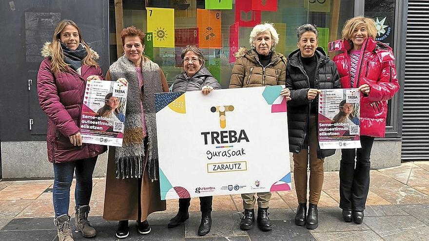 Integrantes de Zarautz Herri Hezitzailea y del Ayuntamiento presentando las charlas.  | FOTO: ZARAUZKO UDALA