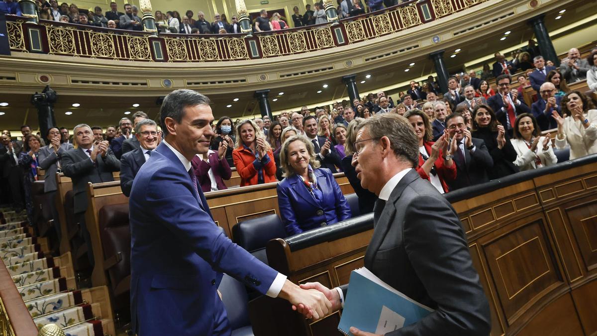 El líder del PP, Alberto Núñez Feijóo, felicita a Pedro Sánchez después de que lograse sacar adelante su investidura en primera votación con mayoría absoluta tras conceder una amnistía al &#039;procés&#039;, el 16 de noviembre de 2023. .jpg