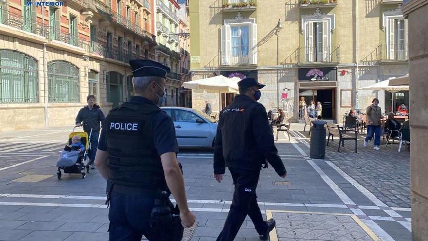 Patrulla conjunta de la Policía Nacional y la Police Nationale francesa en Pamplona.