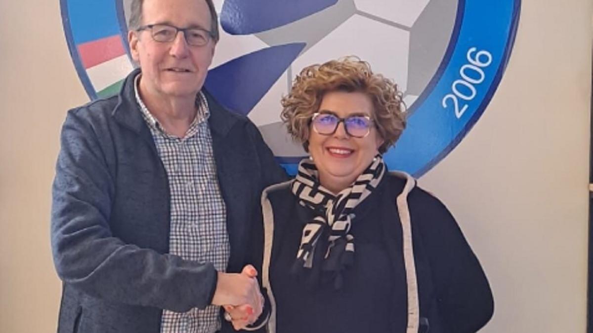 El vicepresidente de la Real Sociedad, Joseba Ibarburu, junto a la presidenta del Comillas FC, María Teresa Lázaro Ochoa