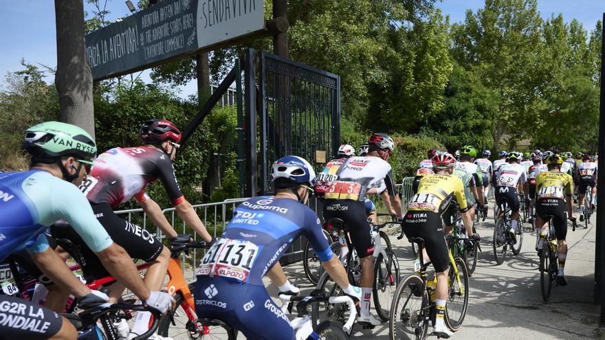 Navarra se viste de rojo: La Vuelta parte de Sendaviva rumbo a los Pirineos