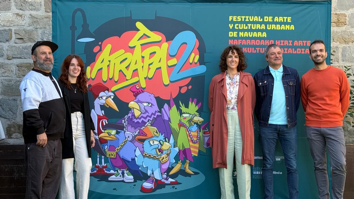 De izquierda a derecha: David Aztarain, codirector de ‘Atrapa-2’; Paula Rodríguez, responsable de Marketing de ‘Atrapa-2’; Carmen Remón, directora del Servicio Ayllu de Convivencia Intercultural y Lucha Contra el Racismo y la Xenofobia de Políticas Migratorias del Gobierno de Navarra, Mikel Armendáriz, concejal del Área de Promoción Económica, Proyección Europea, Innovación, Juventud y Cooperación al Desarrollo del Ayuntamiento de Pamplona, e Iñigo Gómez, director del Área de Cultura, Fiestas, Educación y Deporte del Ayuntamiento de Pamplona.