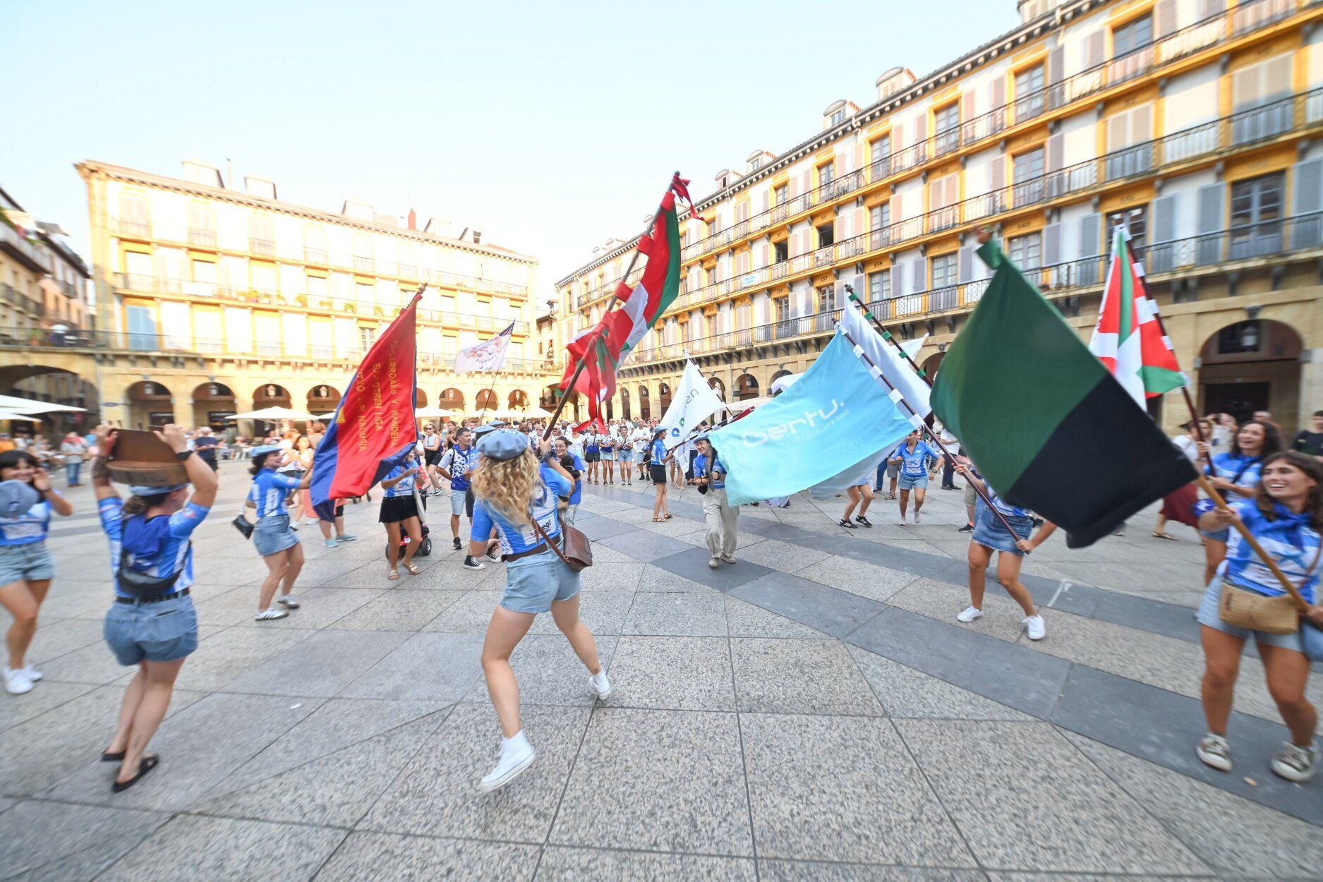 Donostia Arraun Lagunak exhibe sus banderas y la Liga Euskotren