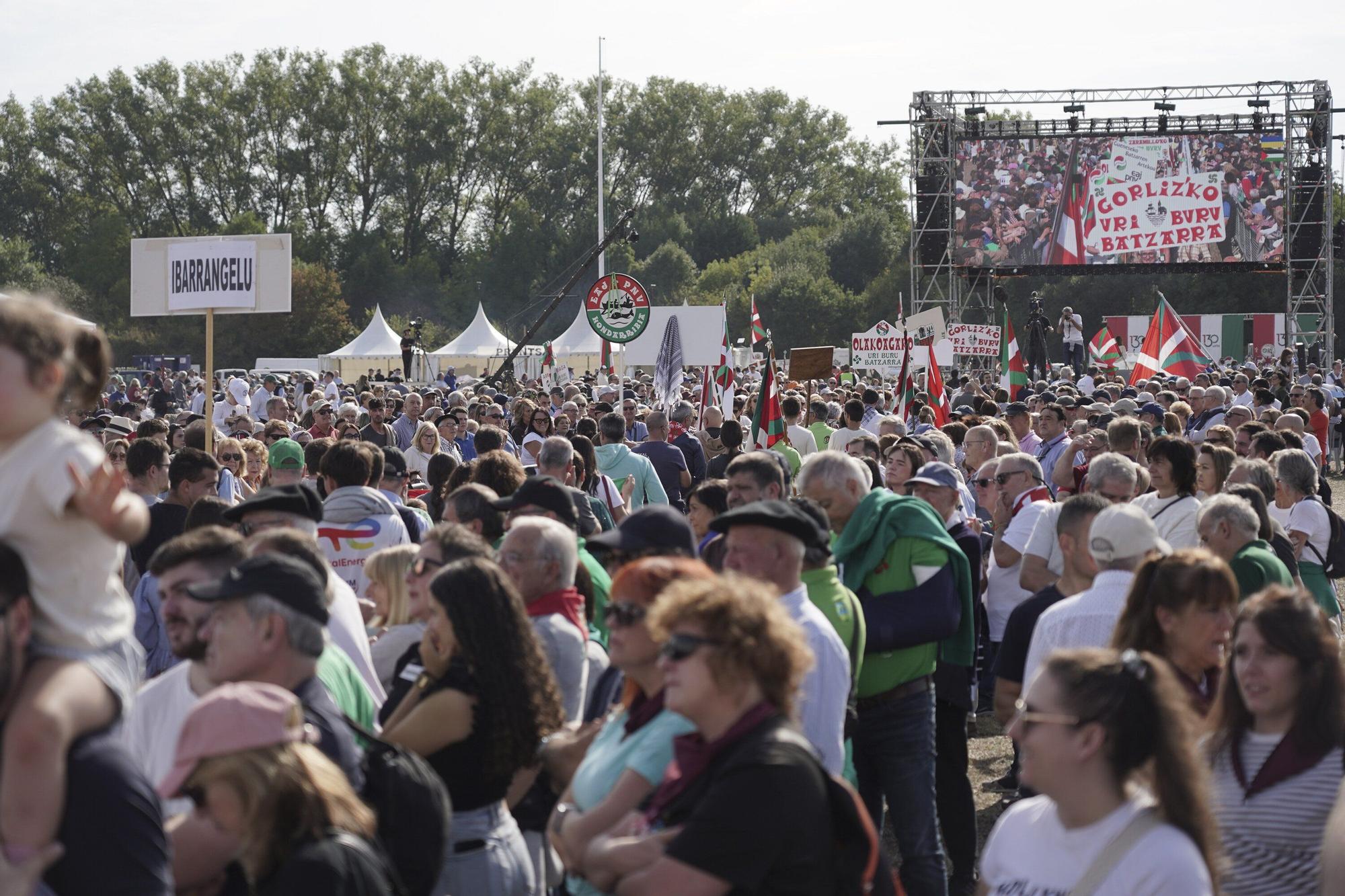 En imágenes: El Alderdi Eguna reúne a miles de jeltzales en un ambiente festivo