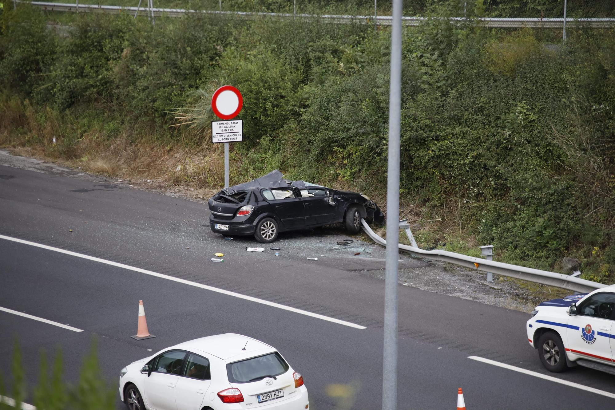 En imágenes: un coche desde la carretera de Arrigorriaga a la A-68