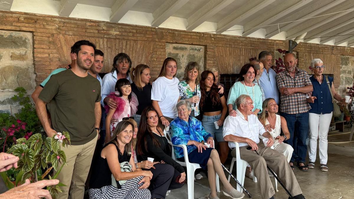 Las familias de Zabalza y Goñi, con Juan Mari y Maritxu presidiendo la escena.