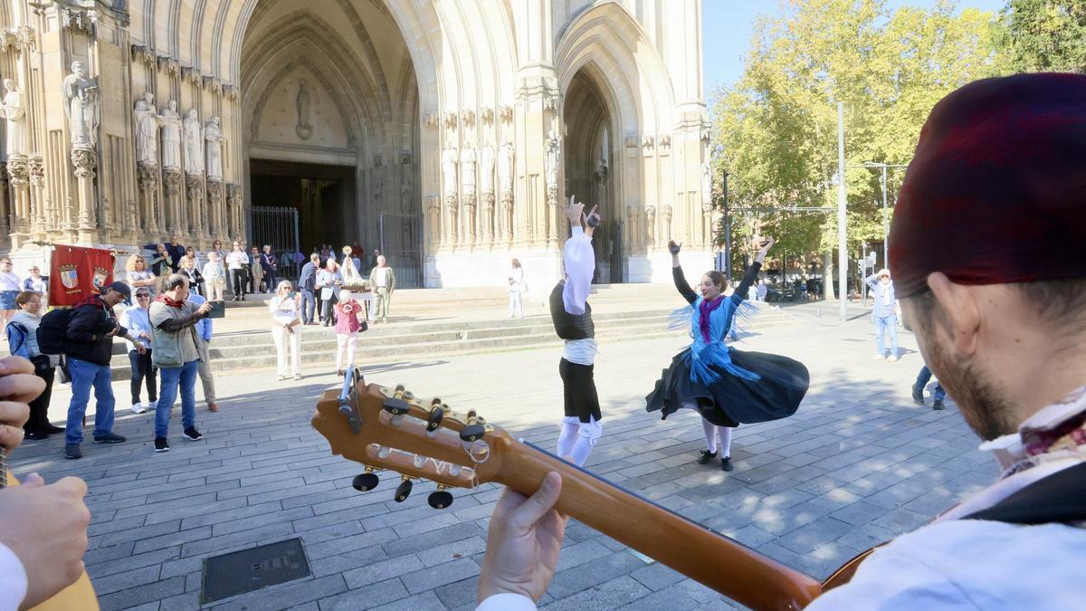 El grupo folclorico Baluarte Aragonés ha bailado frente a la Catedral Nueva
