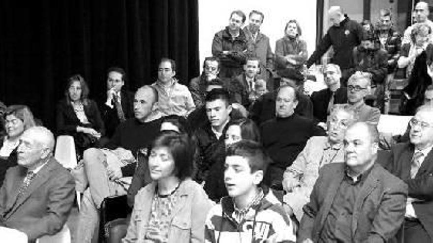 Al acto, que tuvo lugar en el Casino Eslava de Pamplona, acudieron alrededor de 100 personas.