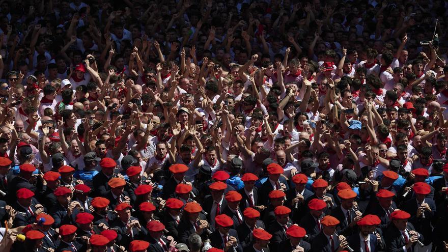 San Fermín 2026 |  La salida de los gaiteros del Ayuntamiento tras el Chupinazo