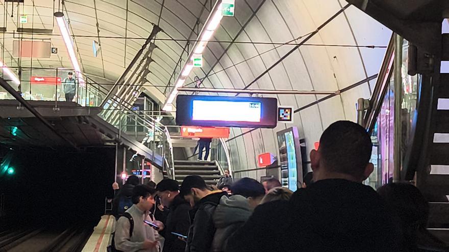 El metro recupera la normalidad tras la evacuación de una unidad  en la estación de Deusto