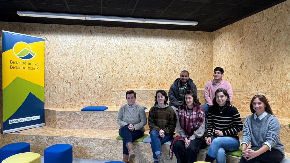 Estitxu Urtizberea y Nuria Alzaga, esta mañana junto a un grupo de emprendedores y emprendedoras de la comarca.