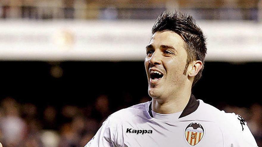 David Villa celebra un gol con la camiseta del Valencia. La próxima temporada goleará para el Barcelona.