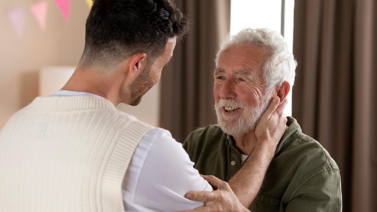 Un abuelo y su nieto mayor, de confidencias.