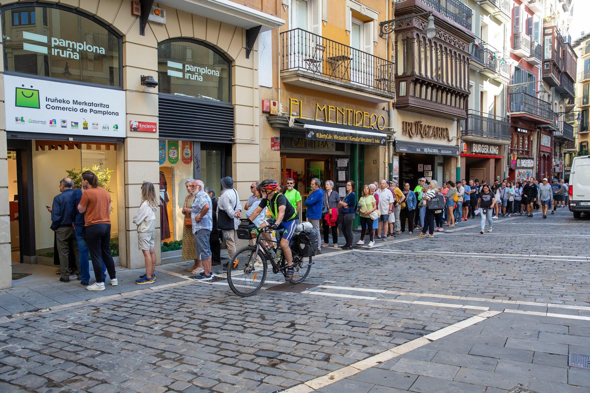 Colas para adquirir una de las 400 banderolas con el escudo de Pamplona