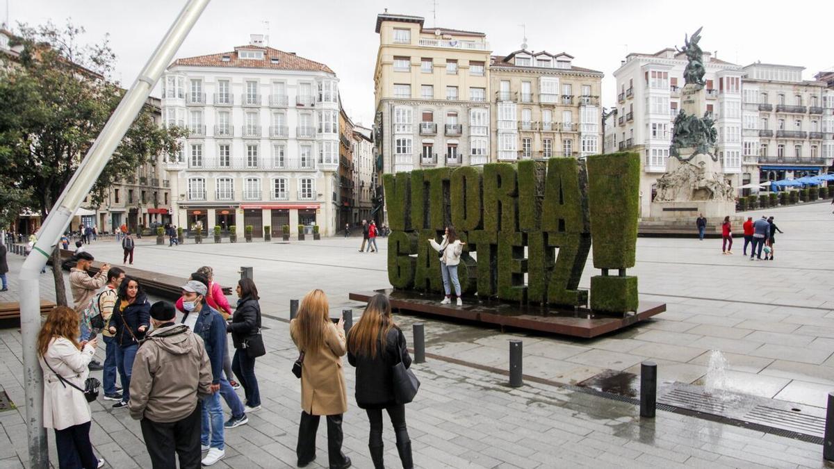 Visitantes en la Plaza de la Virgen Blanca de Gasteiz.