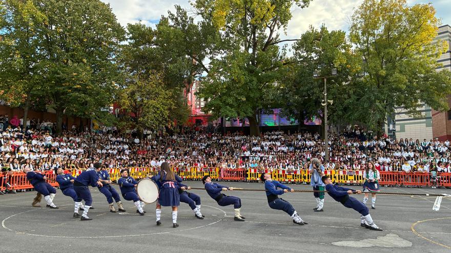 Tras la comida popular, toca tirar: las cuadrillas de Basauri sudan la fiesta en el campeonato de sokatira