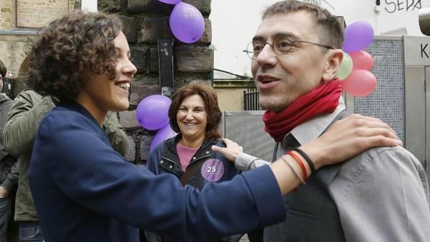 La candidata al Congreso de Unidos Podemos por Gipuzkoa, Nagua Alba, junto a Monedero.