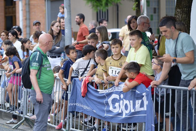 Castellers, gigantes y carrera popular en las Agorreko Santikutzak de Legazpi