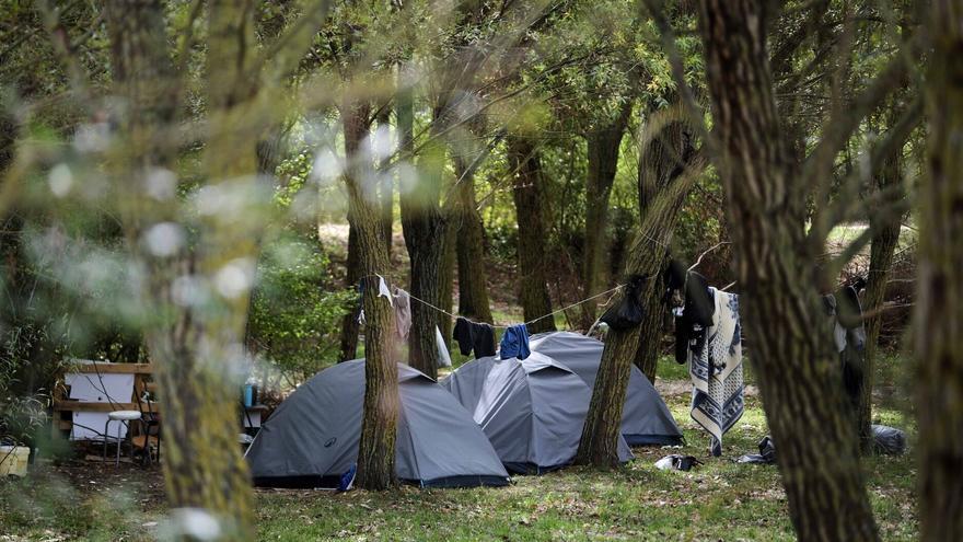 Desalojan un campamento de personas sin hogar junto al río en el parque de Aranzadi de Pamplona