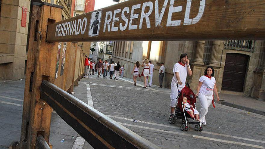 Inusual imagen de la plaza del Ayuntamiento un 14 de julio por la tarde, con el vallado aún dispuesto.