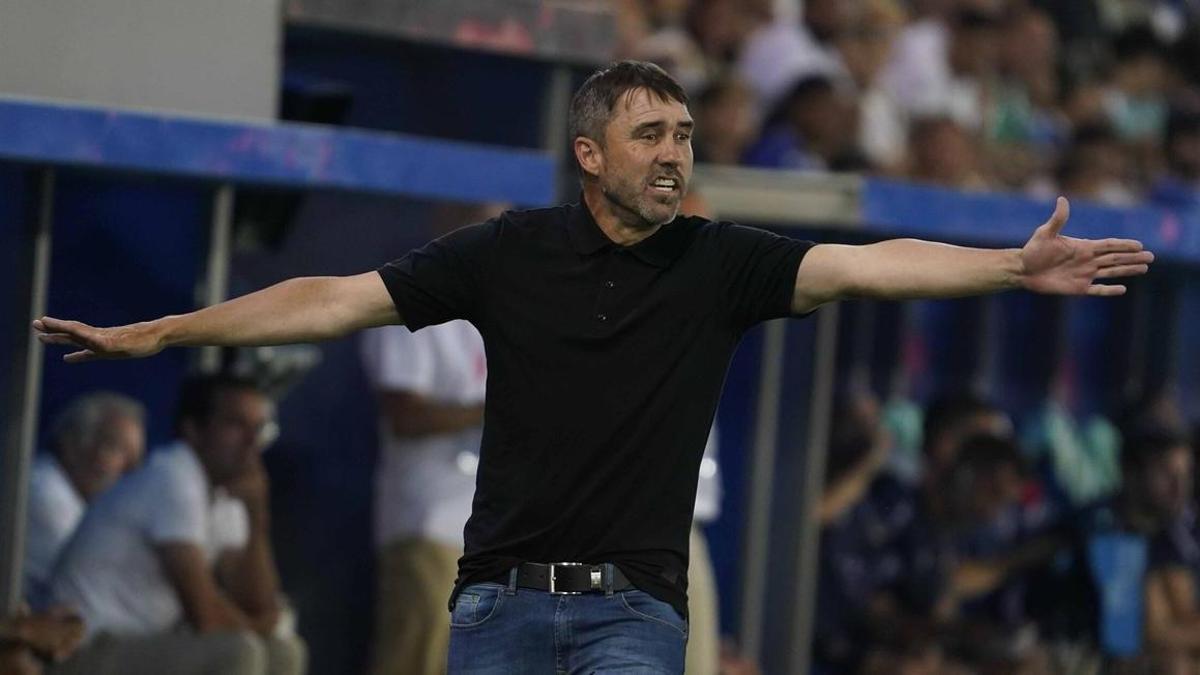 Coudet da instrucciones a sus jugadores durante el Alavés-Levante de la jornada inaugural.