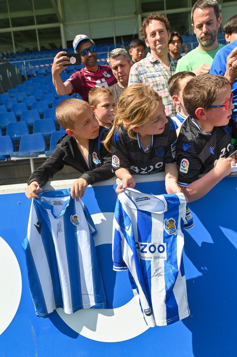 La Real se entrena junto a su afición en Zubieta.