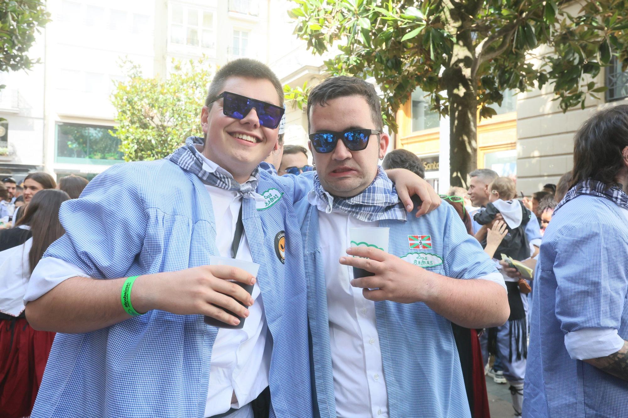 En imágenes: Blusas y neskas desfilan en una kalejira por Santiago