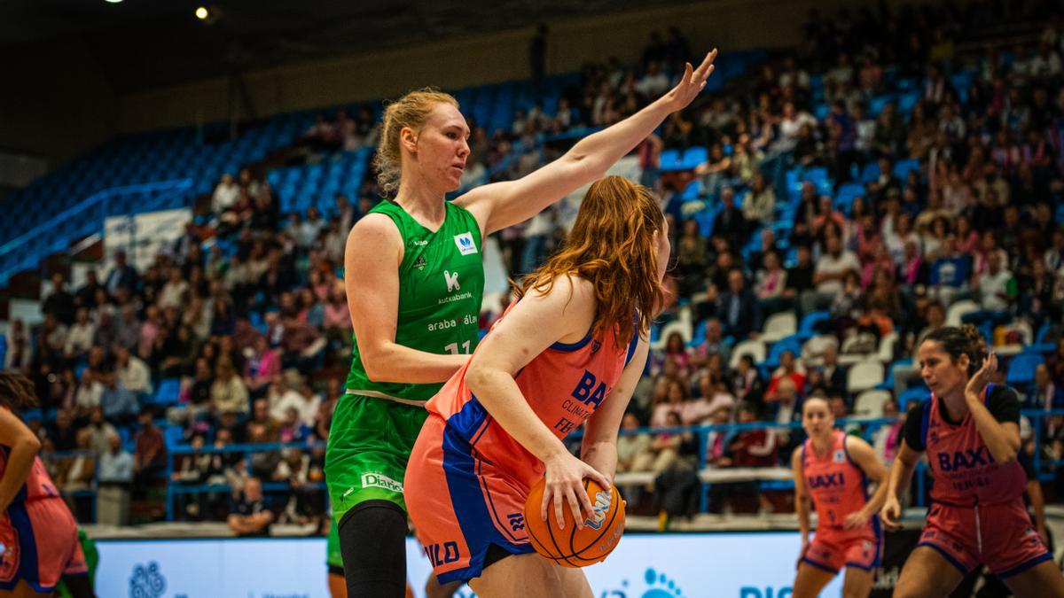 Dournstauder intimida a una jugadora del Baxi Ferrol durante el partido