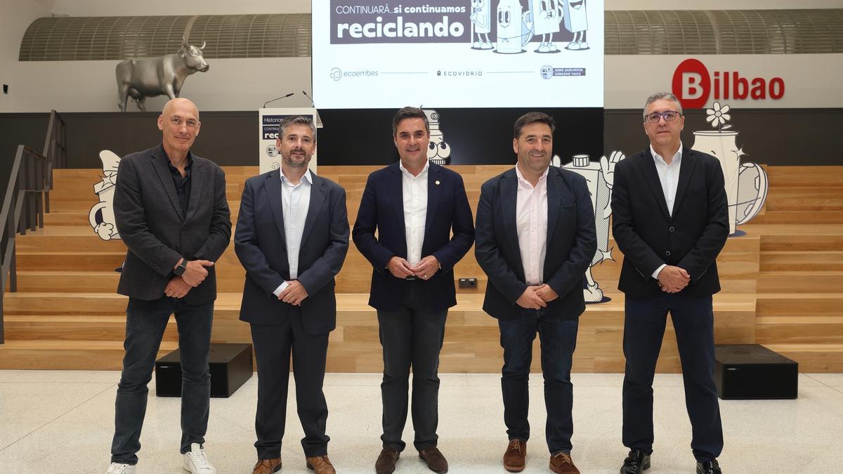 El consejero Mikel Jauregi, en el centro, junto con responsables de la campaña de reciclaje.