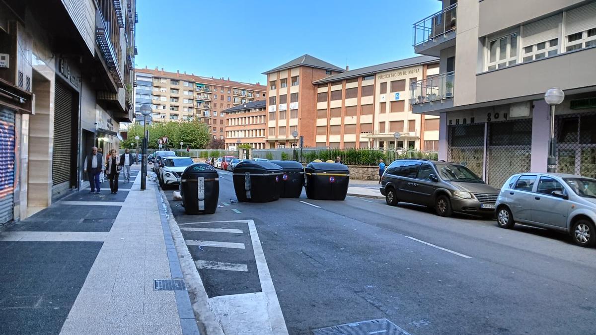 Contenedores cruzados en la calle Cruz Blanca