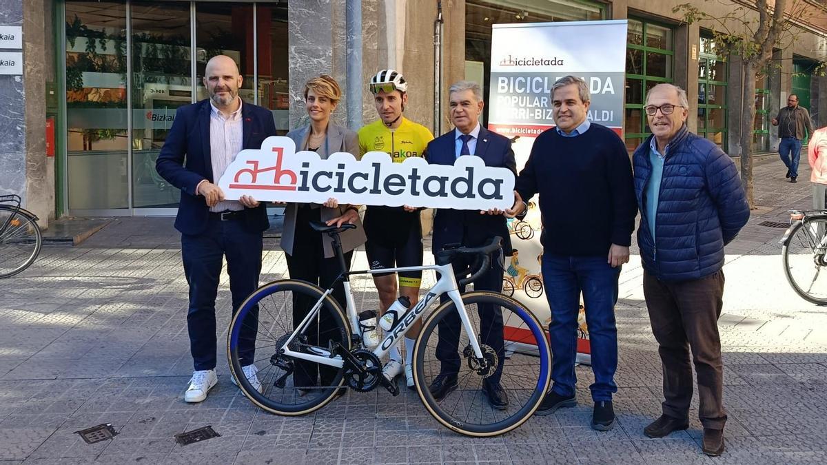 Unai Coco, organizador de la Bicicletada; Mónica Zuazaga, de Rural Kutxa; Igor Antón, exciclista; Marcos Muro, director de Deportes del Ayuntamiento; Álvaro López, presidente de DYA Bizkaia; e Ignacio Alday, director de Movilidad y Sostenibilidad del Ayuntamiento, durante la presentación este lunes.