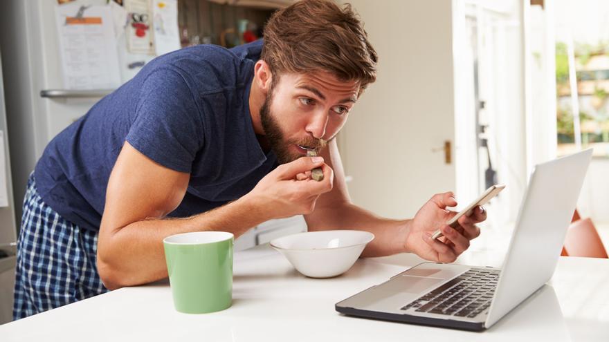 Salud laboral | Estos son los riesgos que corre tu cuerpo si comes rápido y en tu puesto de trabajo