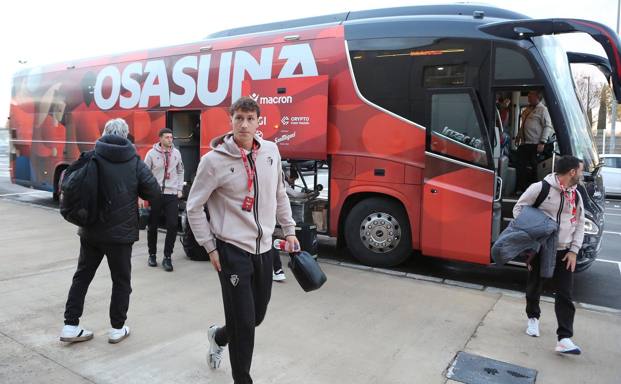 Fotos de la llegada de los jugadores de Osasuna al Ibercaja Estadio