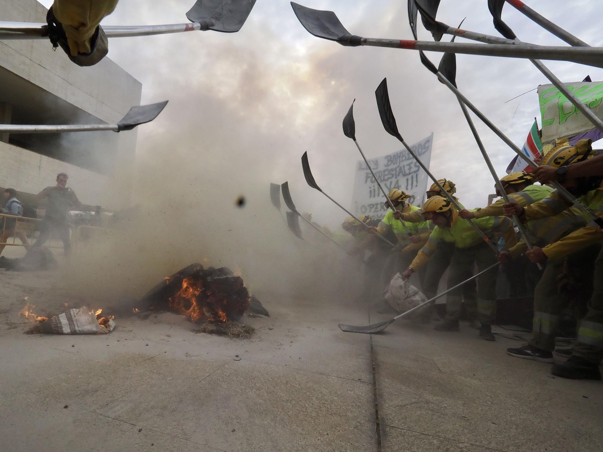 Bomberos forestales protestan frente a las Cortes de Castilla y León durante la comparecencia de Mañueco