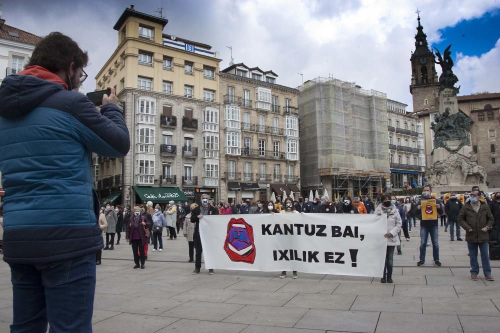 Las corales de Gasteiz durante la protesta de ayer