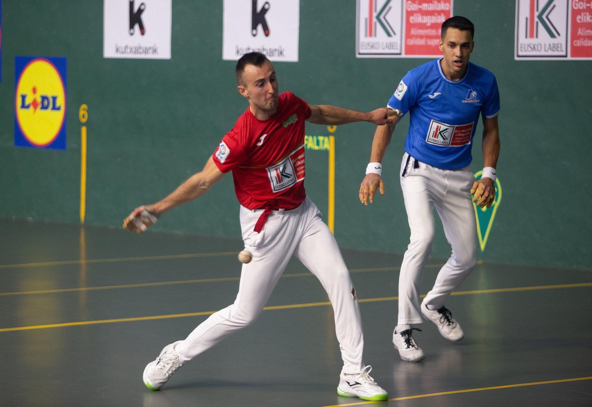 Joanes Bakaikoa gana su primer punto de la liguilla de cuartos de final del Cuatro y Medio ante Javier Zabala en Lekunberri.