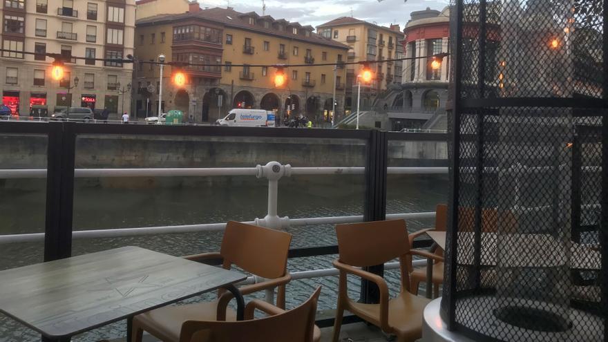 Último día de terrazas en la zona del muelle de Marzana a medio gas