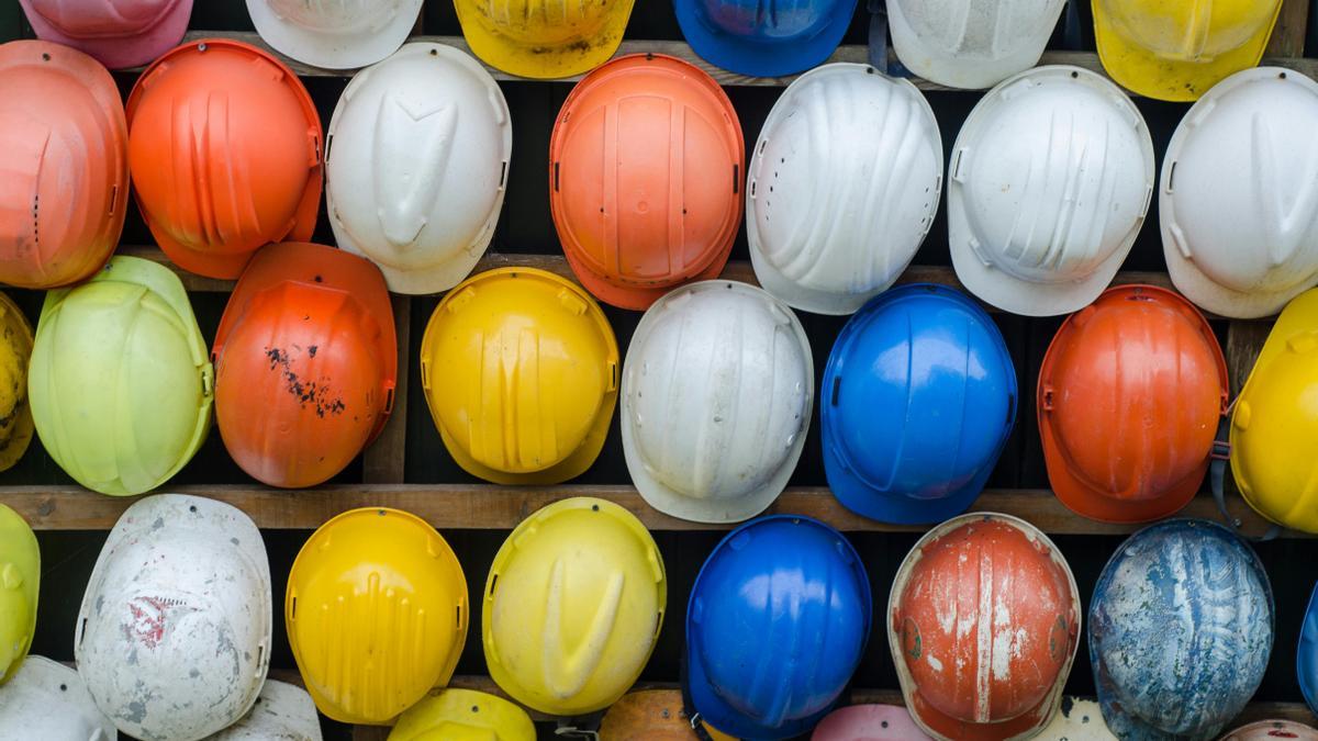 Cascos de construcción colgados en una pared.
